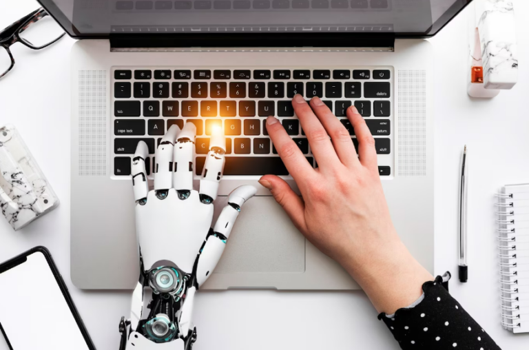 KI vs Erfahrung Roboter & Menschenhand am laptop